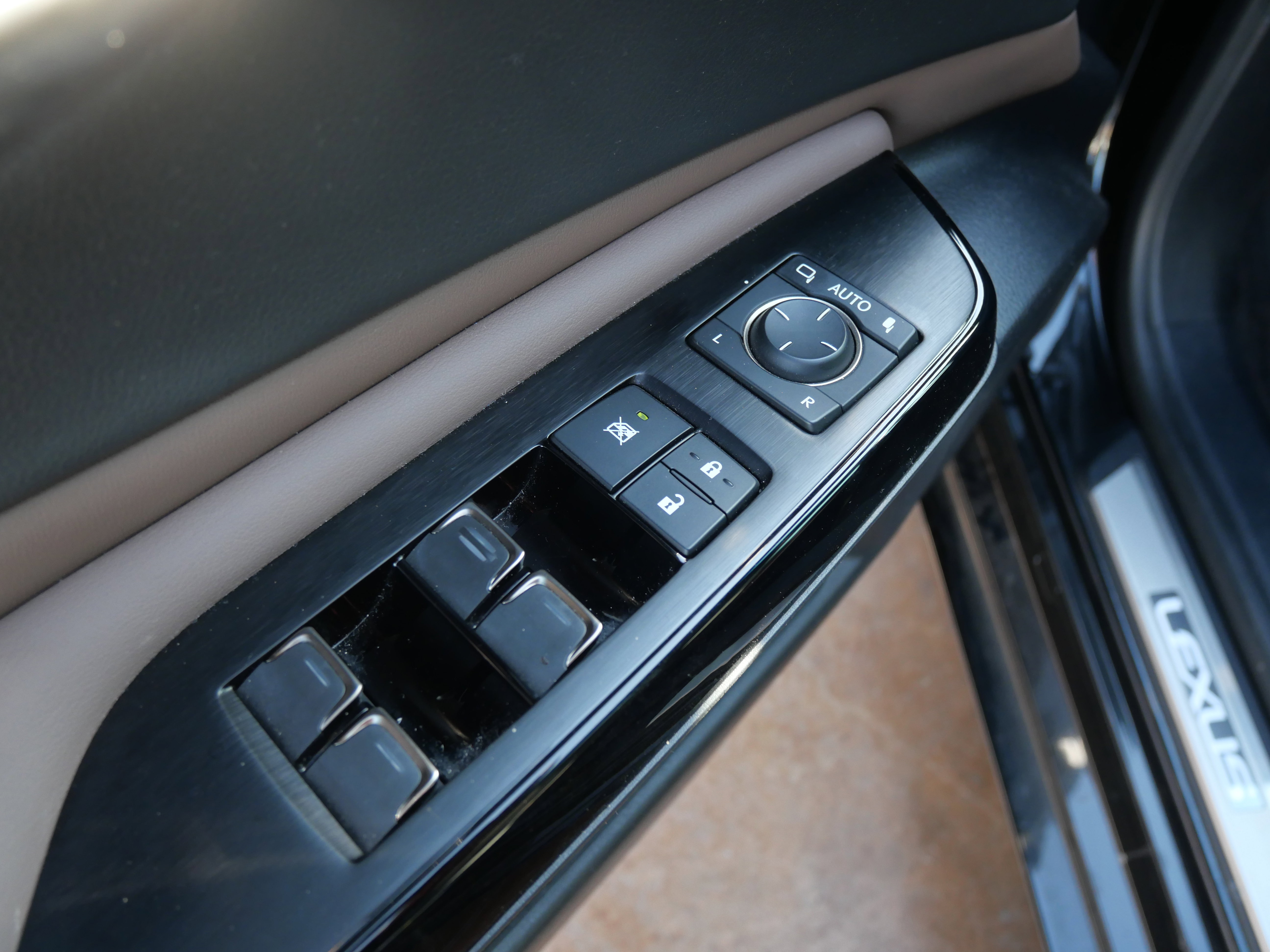 Used 2024 Lexus ES 350 w/ Premium Package image 7