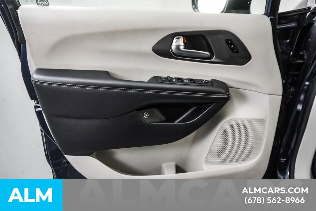 Used 2024 Chrysler Pacifica Select image 51