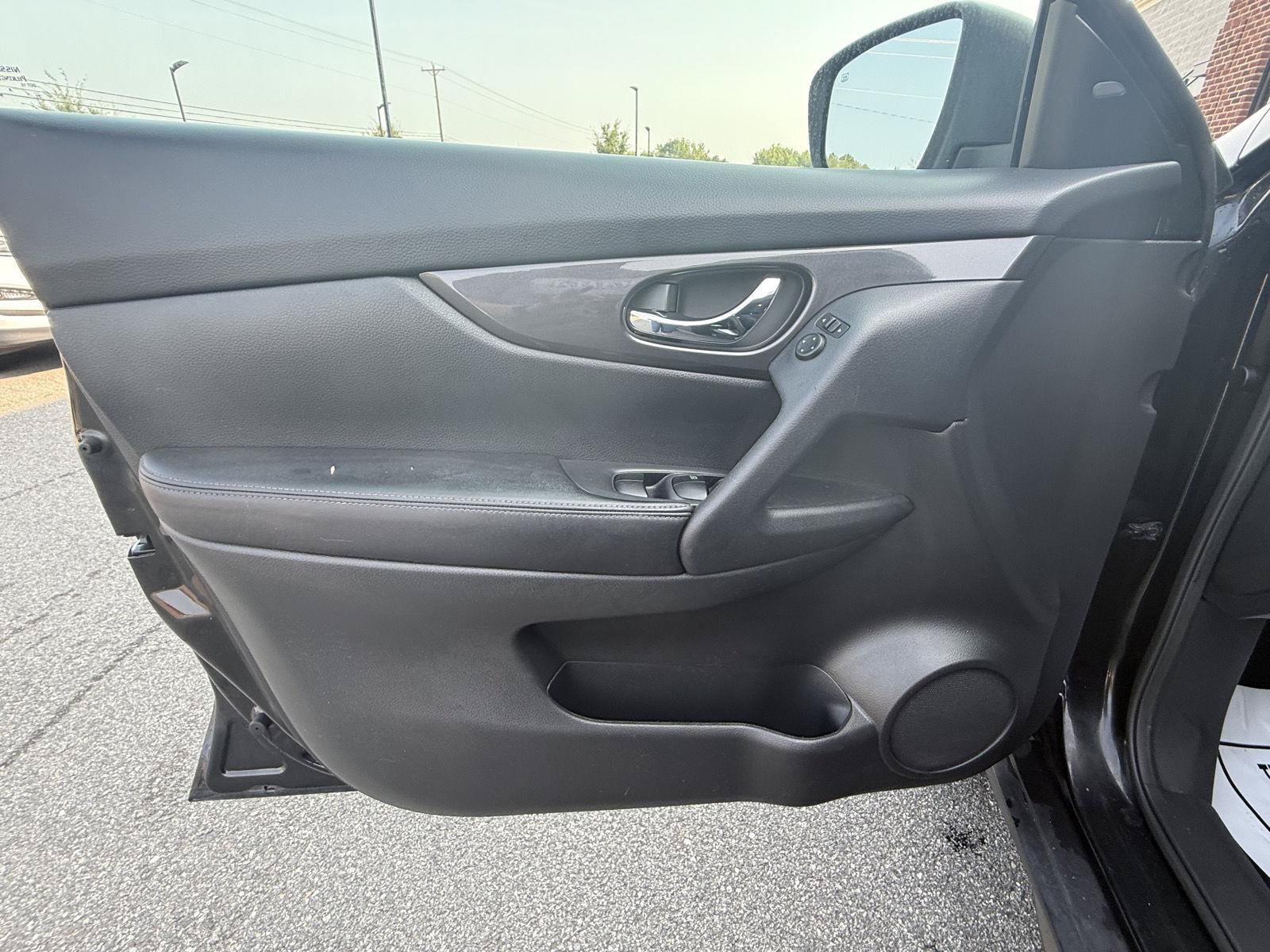 Used 2020 Nissan Rogue S w/ Special Edition Package FWD image 16