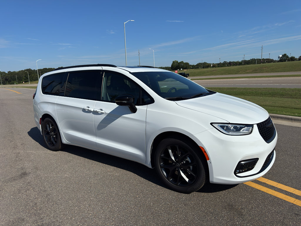 New 2026 Chrysler Pacifica Limited w/ S Appearance Package FWD image 2