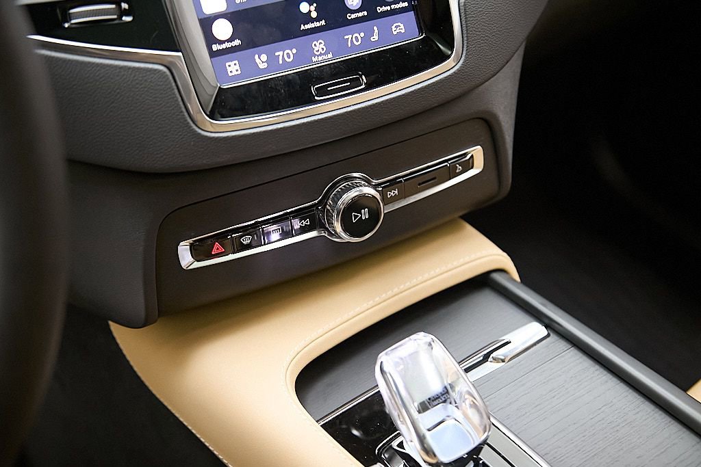 Certified 2024 Volvo XC90 T8 Ultimate w/ Protection Package image 17