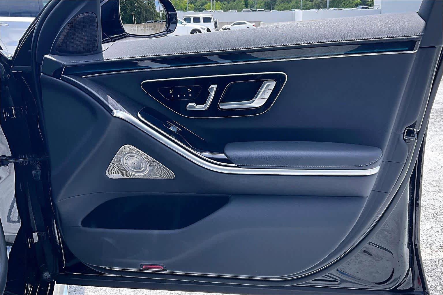 Used 2022 Mercedes-Benz S 500 4MATIC w/ AMG Line Package image 23