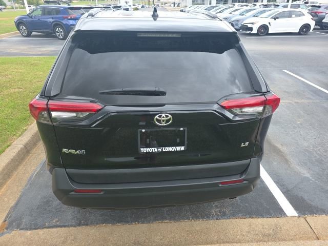 Used 2021 Toyota RAV4 LE FWD image 6