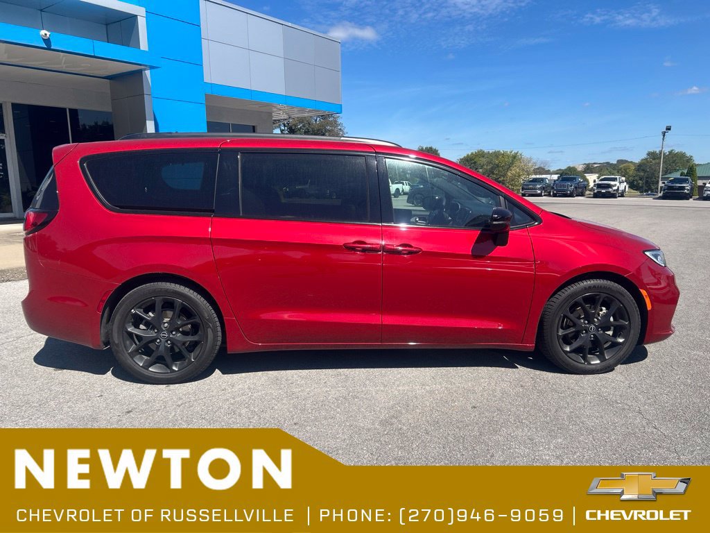 Used 2025 Chrysler Pacifica Limited FWD image 17