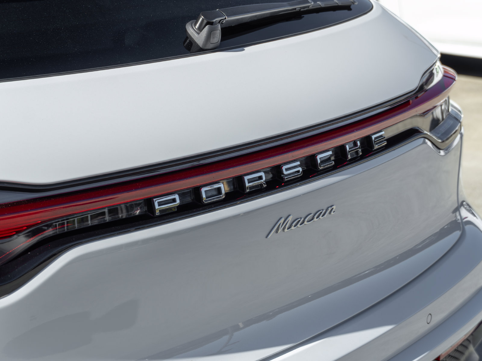 Certified 2025 Porsche Macan AWD/4WD image 18