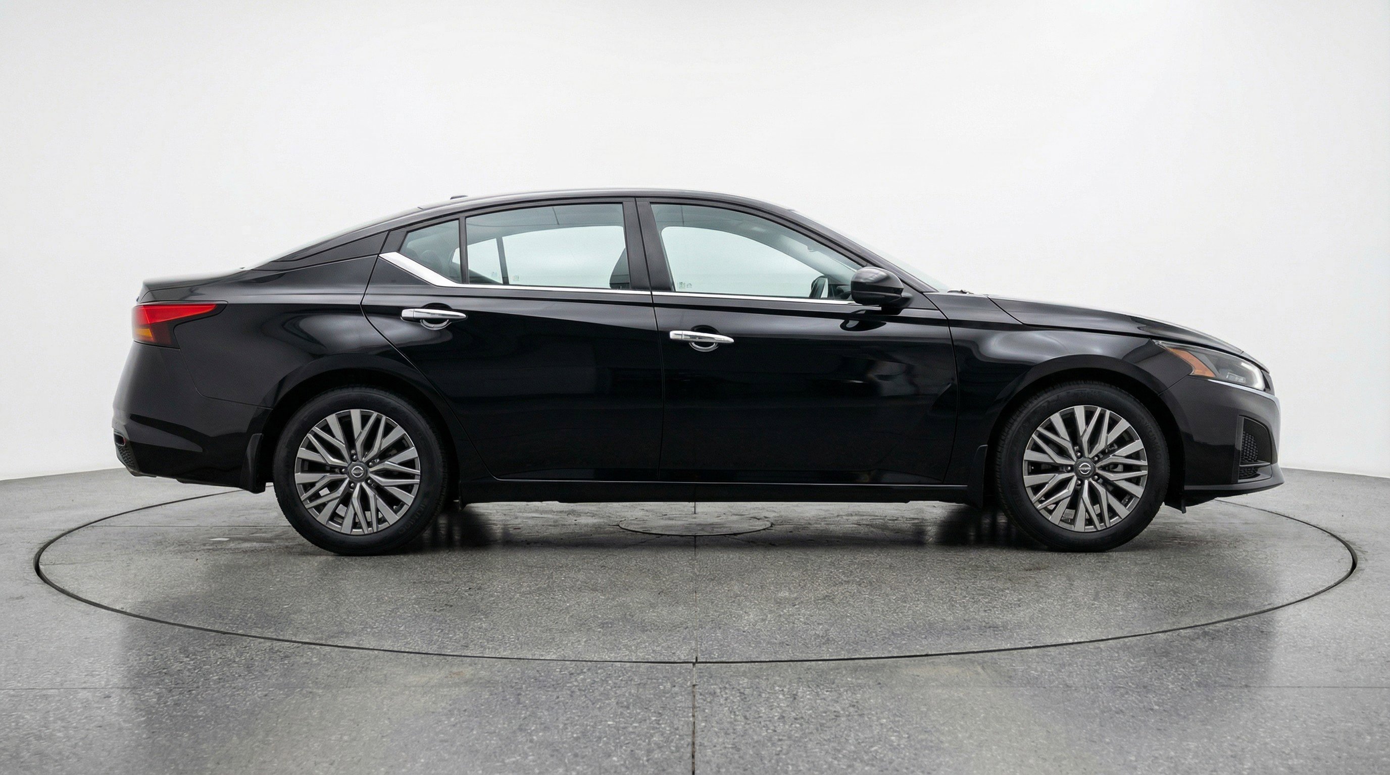 Used 2025 Nissan Altima 2.5 SV FWD image 11