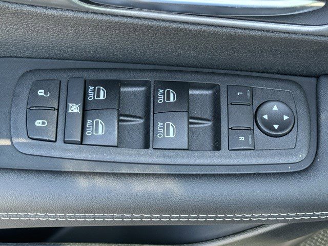 New 2026 Chrysler Pacifica Select image 11