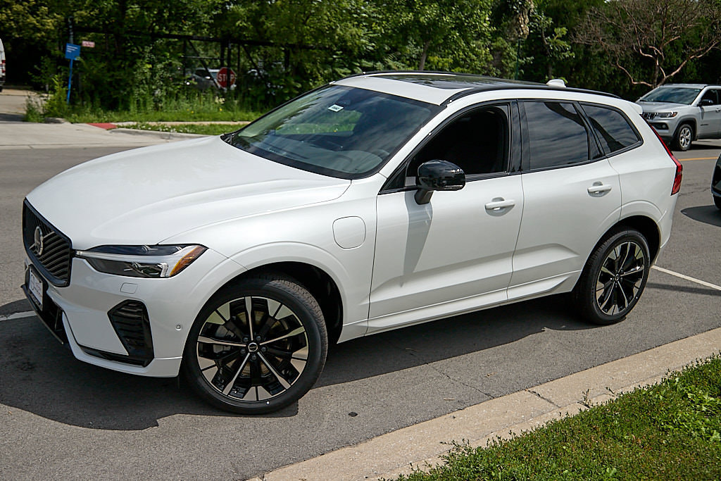 New 2026 Volvo XC60 T8 Plus w/ Climate Package AWD/4WD image 3