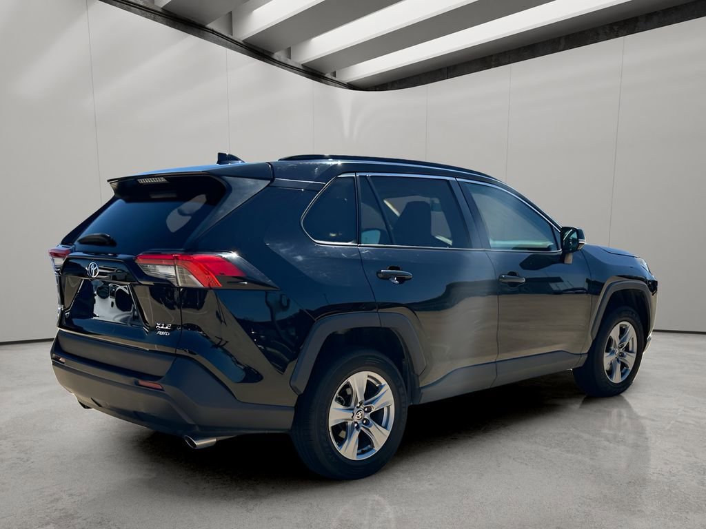 Used 2022 Toyota RAV4 XLE AWD/4WD image 3