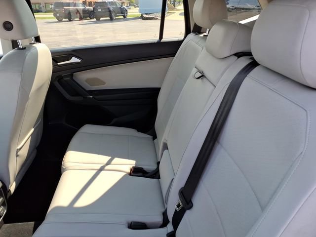 Used 2018 Volkswagen Tiguan SEL w/ 3rd Row Seat Package AWD/4WD image 15