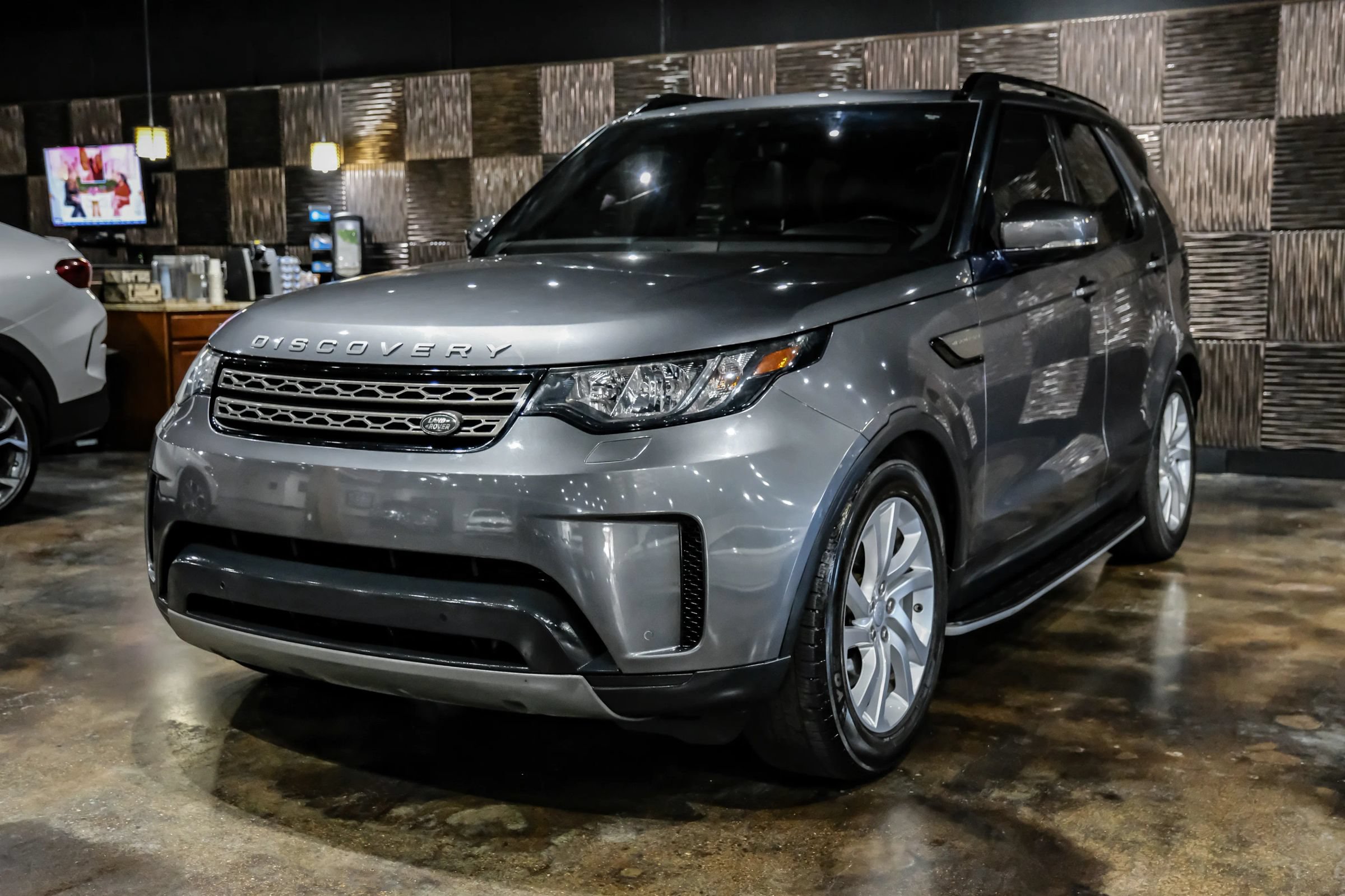 Used 2018 Land Rover Discovery SE AWD/4WD image 7