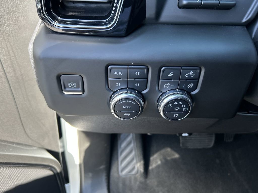 Used 2025 GMC Sierra 1500 AT4 w/ Technology Package AWD/4WD image 18