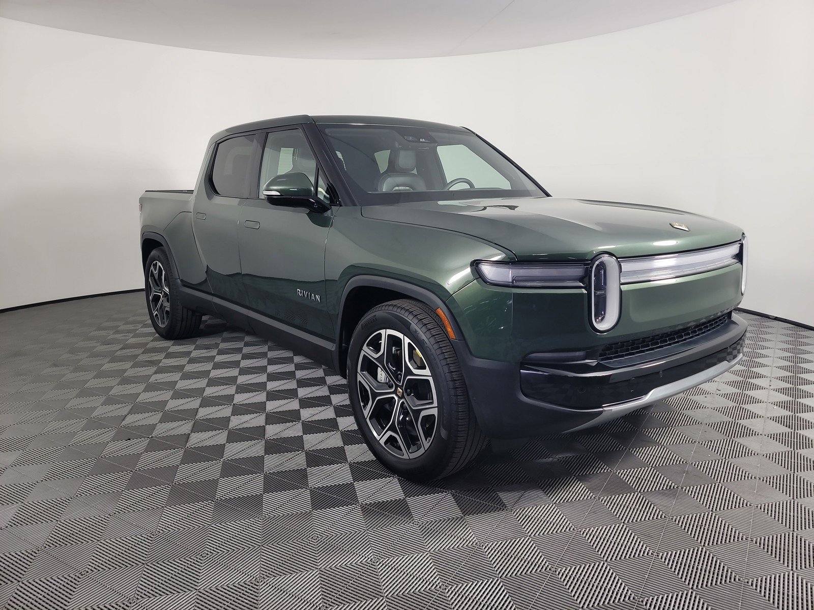 Used 2025 Rivian R1T Adventure image 7