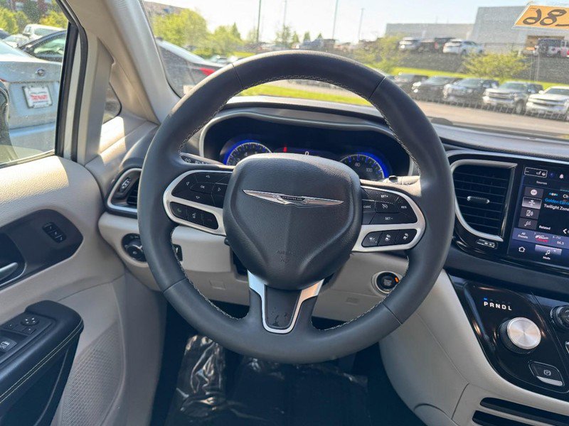 Used 2024 Chrysler Pacifica Touring-L FWD image 13
