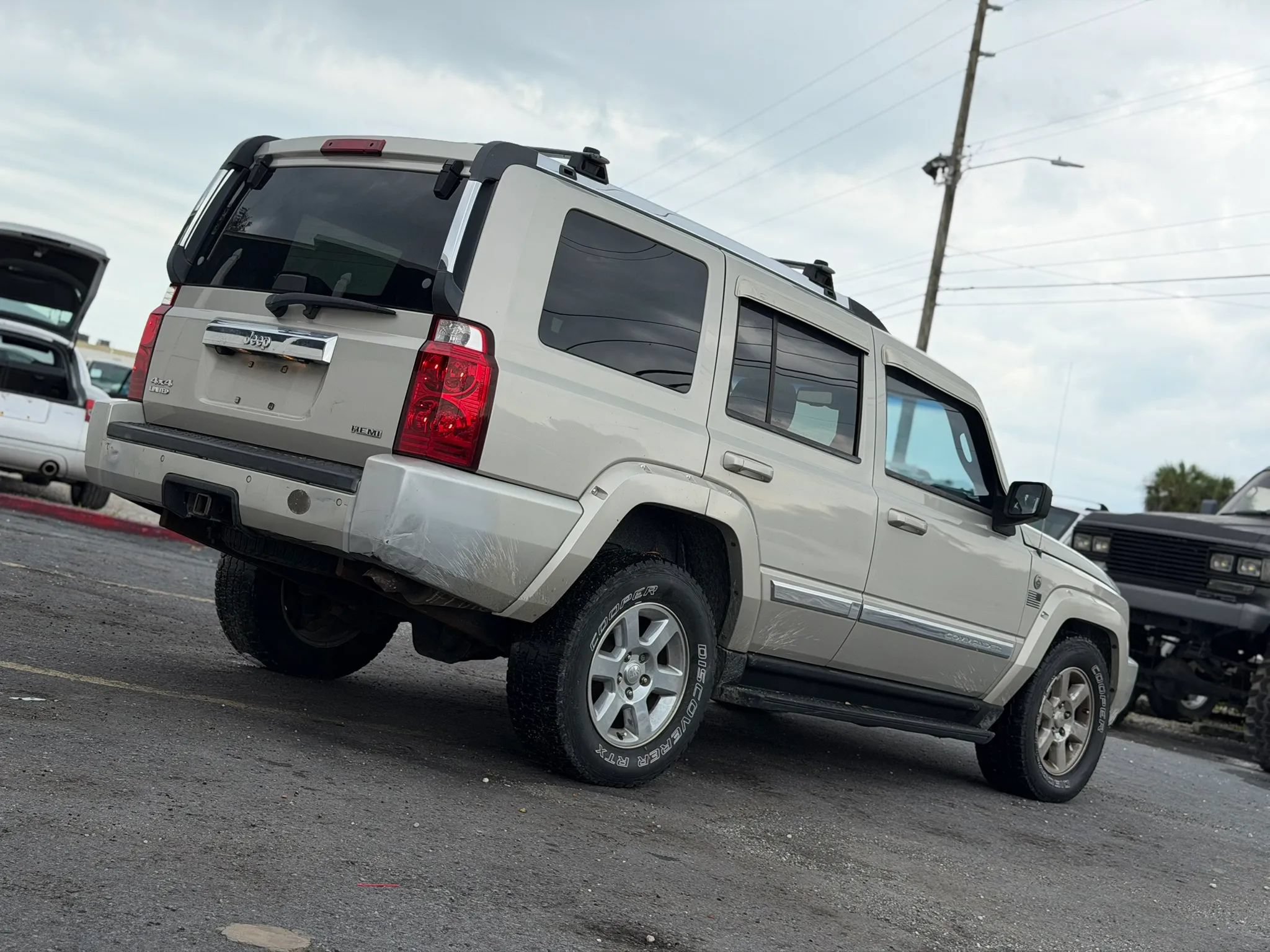 Used 2008 Jeep Commander Limited AWD/4WD image 3