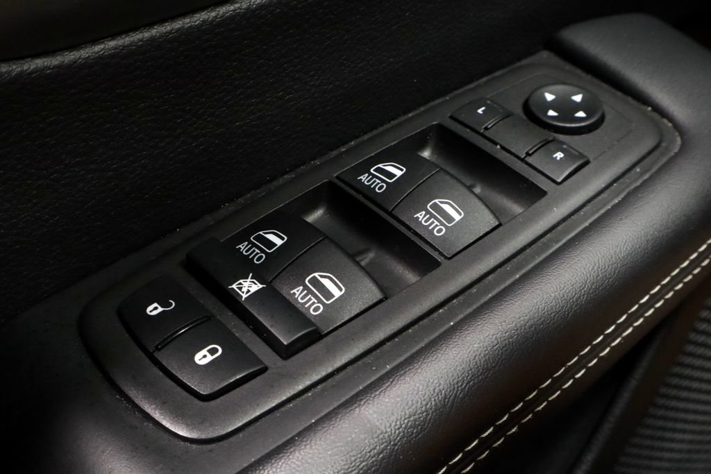 Used 2025 Chrysler Pacifica Select FWD image 26