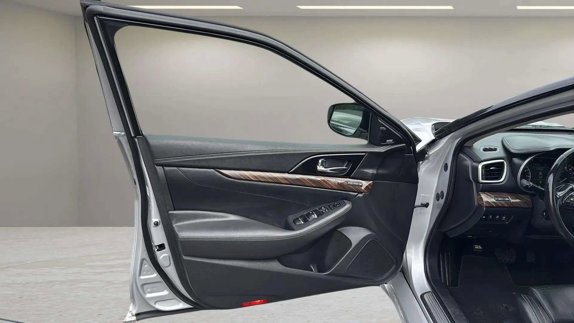 Used 2017 Nissan Maxima Platinum image 10