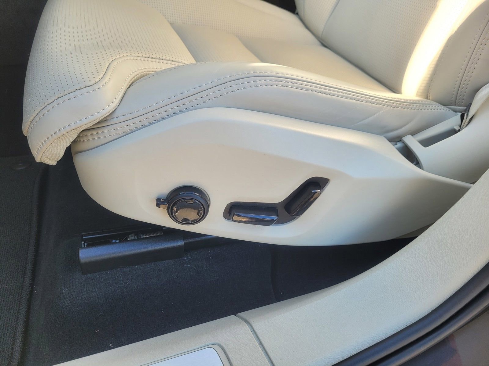 Certified 2024 Volvo XC60 T8 Ultimate w/ Protection Package Premier image 14