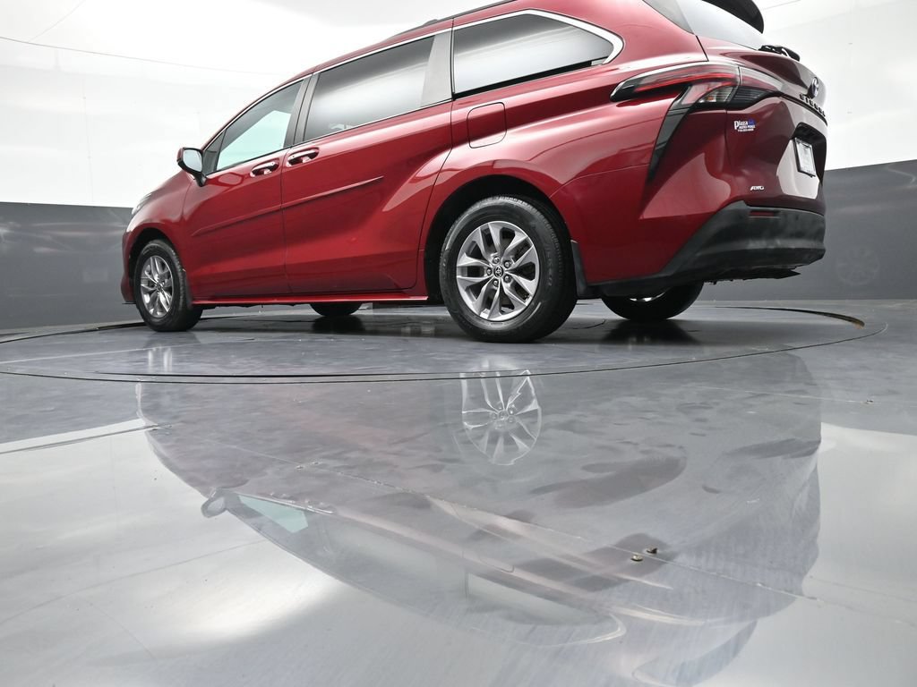 Certified 2022 Toyota Sienna XLE AWD/4WD image 34