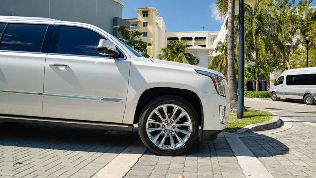Used 2019 Cadillac Escalade ESV Premium Luxury image 30