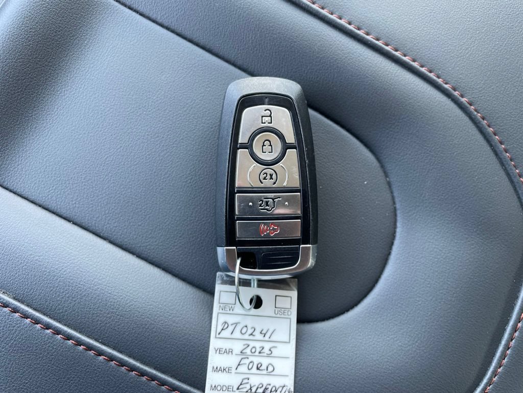 Used 2025 Ford Expedition Active AWD/4WD image 31