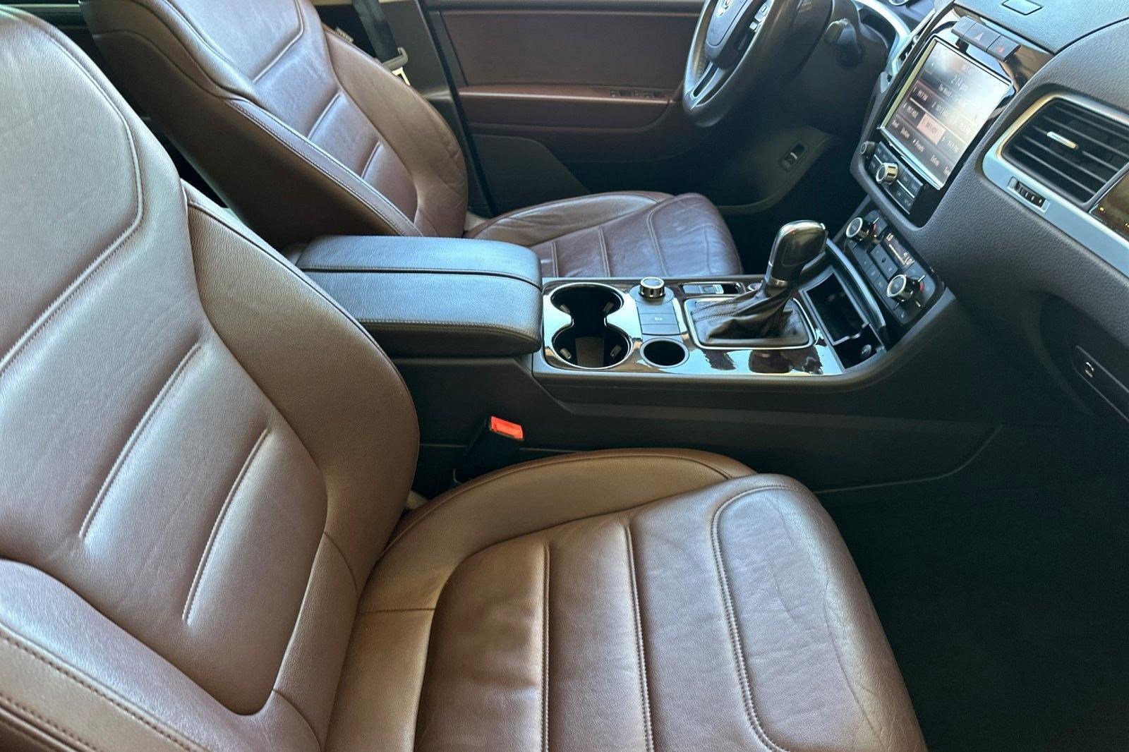 Used 2013 Volkswagen Touareg Executive AWD/4WD image 31