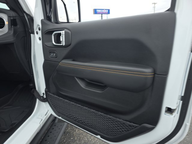 Used 2025 Jeep Wrangler Unlimited Sahara w/ Safety Group AWD/4WD image 35