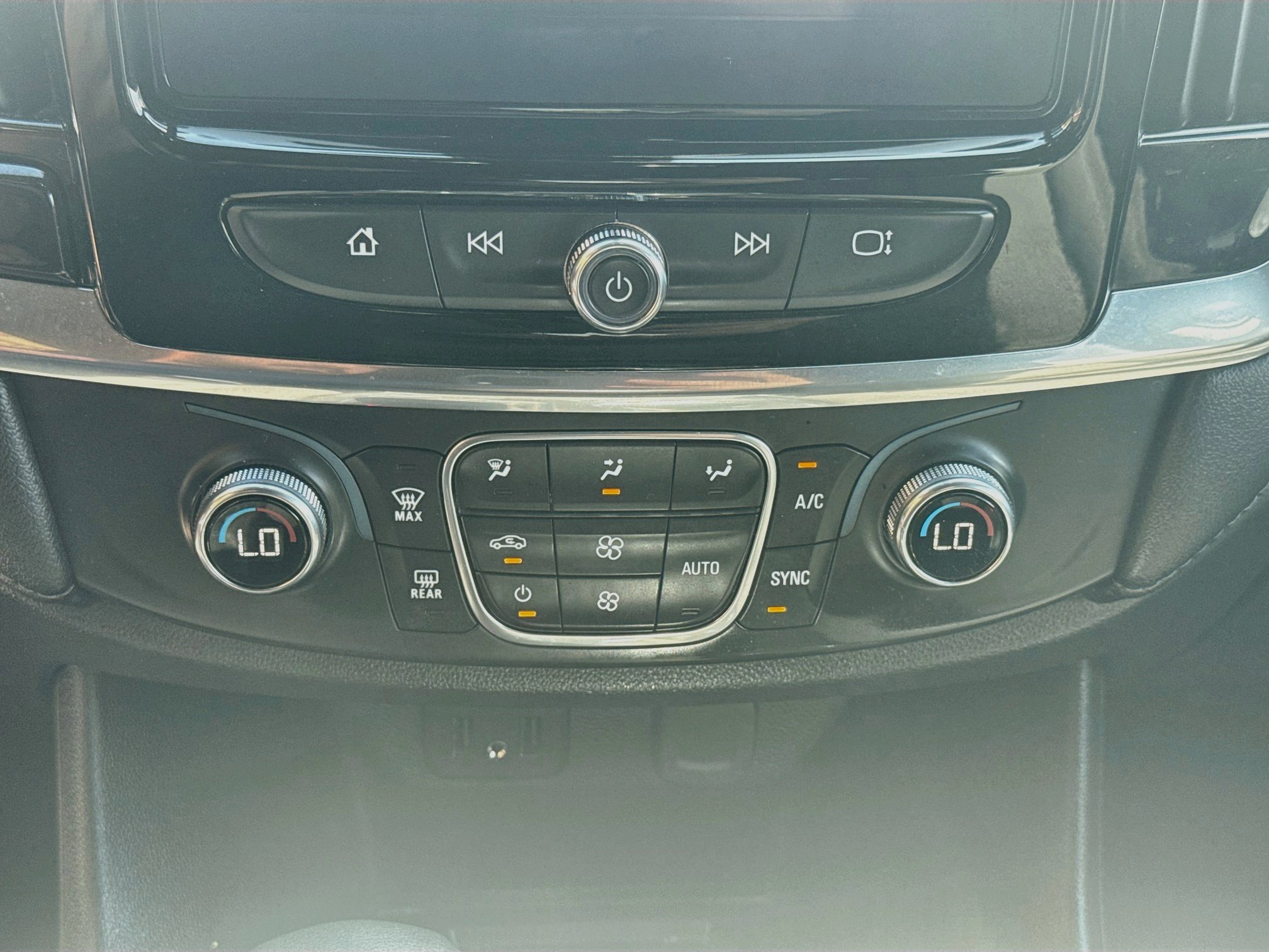 Used 2022 Chevrolet Traverse LT FWD image 12