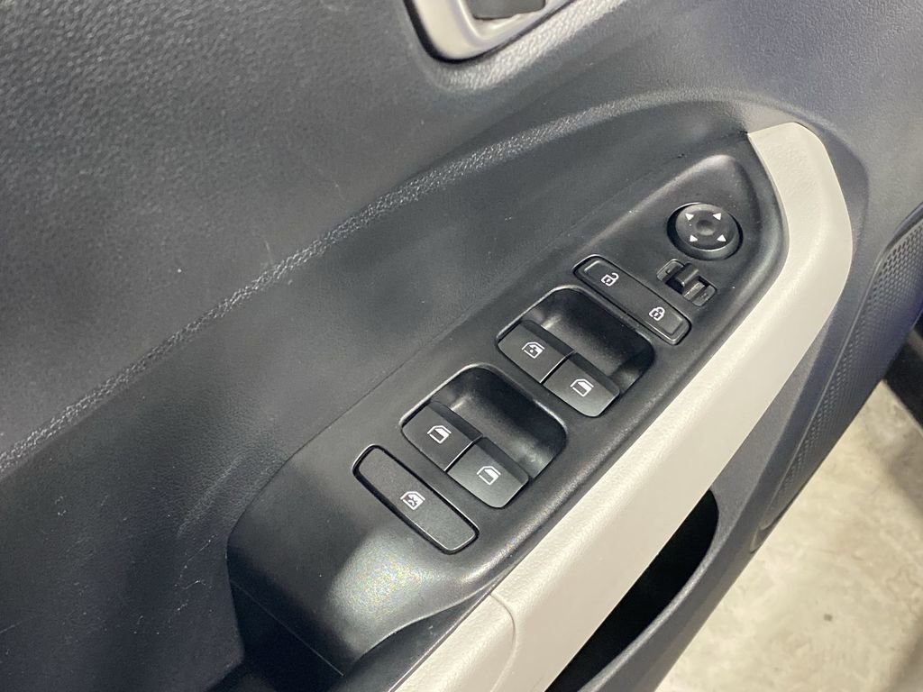 Used 2025 Hyundai Venue SEL image 15