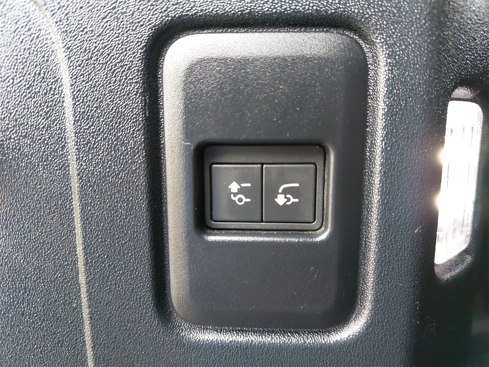 Used 2023 Land Rover Defender 110 X-Dynamic SE image 14