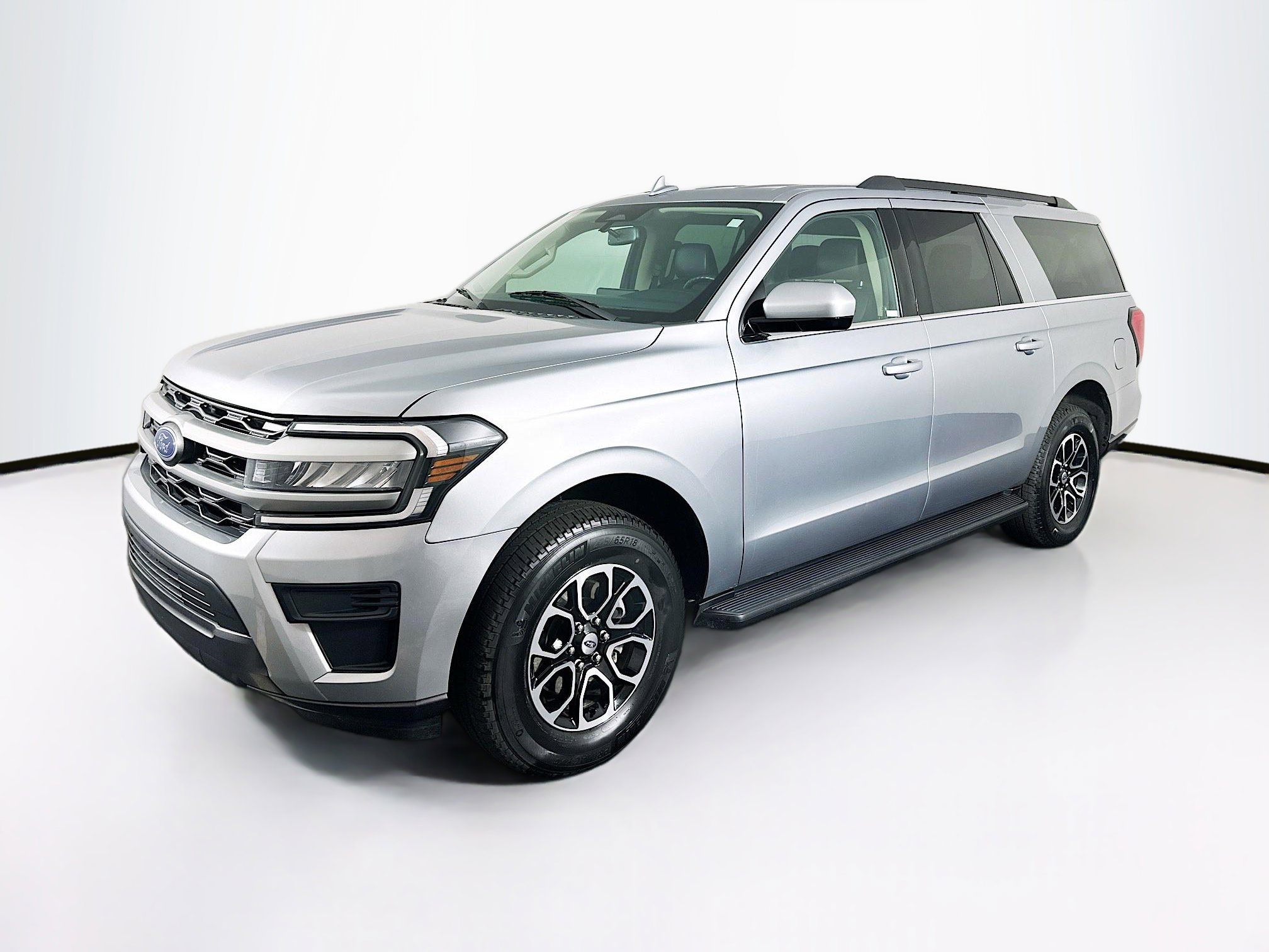 Used 2024 Ford Expedition Max XLT image 3