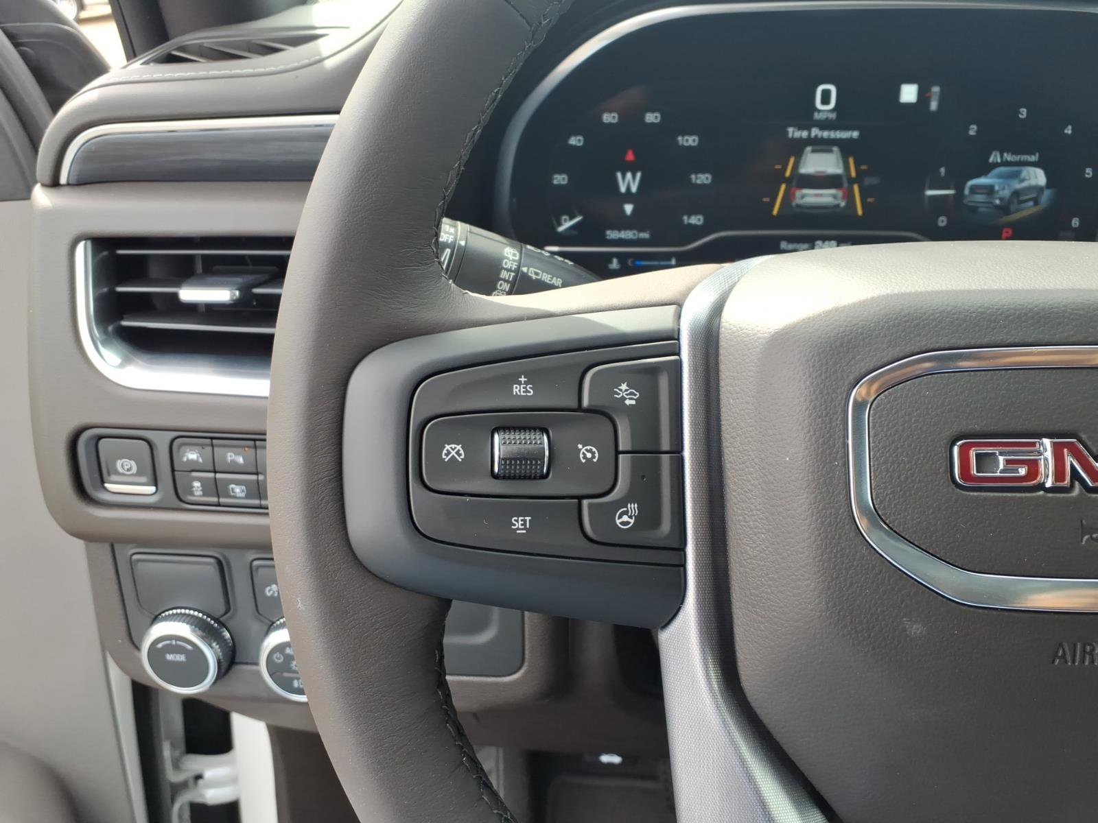 Used 2022 GMC Yukon SLT w/ SLT Premium Package image 11