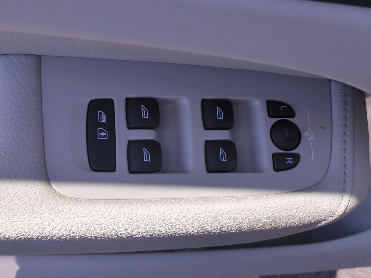 Used 2020 Volvo XC60 T8 Momentum image 16