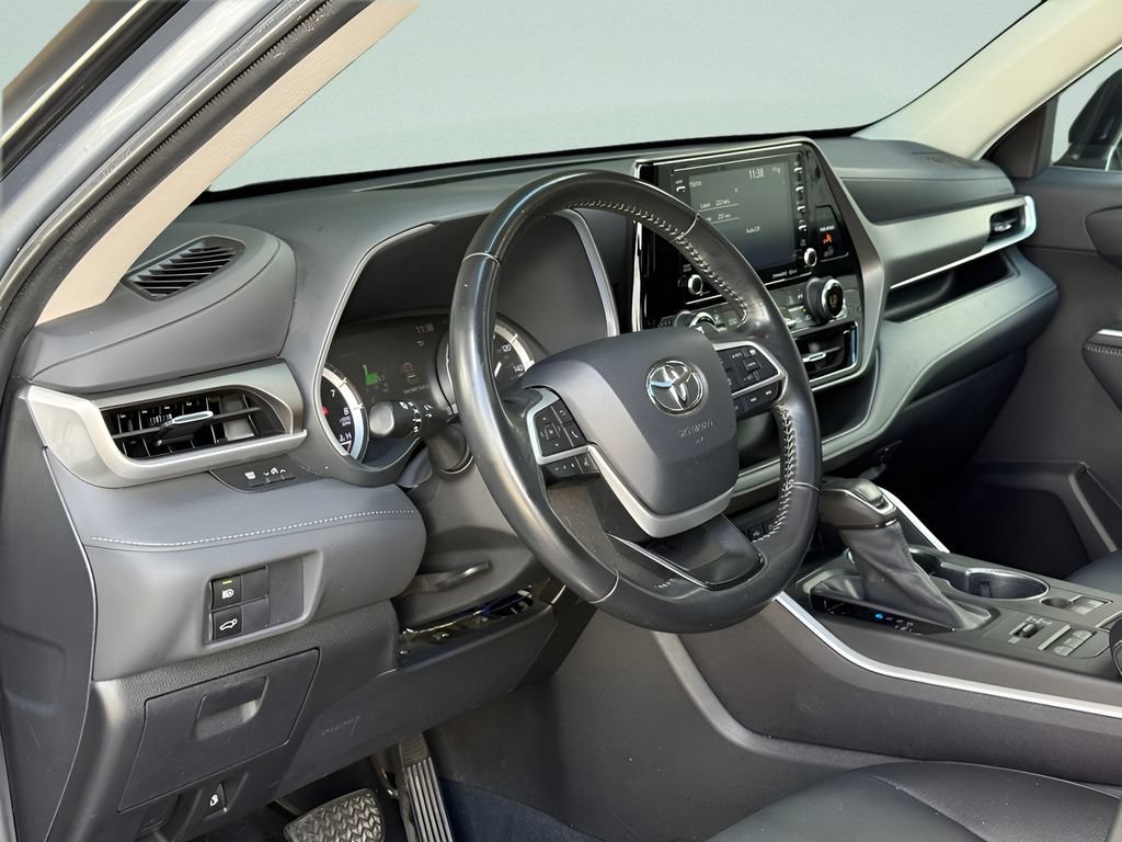 Used 2022 Toyota Highlander XLE AWD/4WD image 9