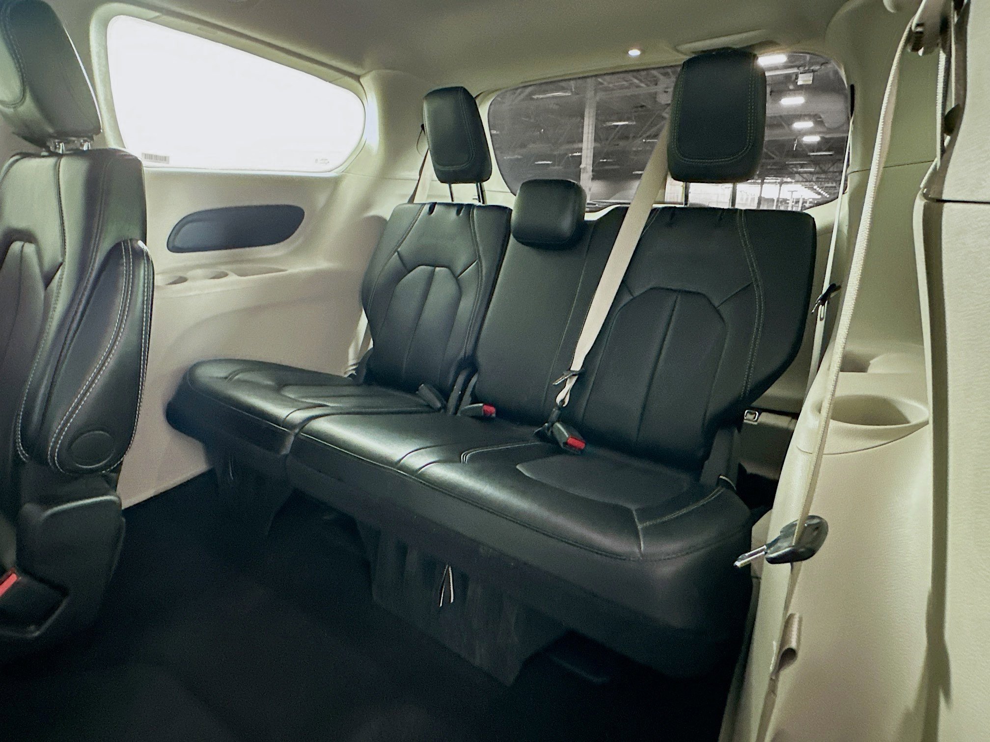 Used 2024 Chrysler Pacifica Touring-L image 28