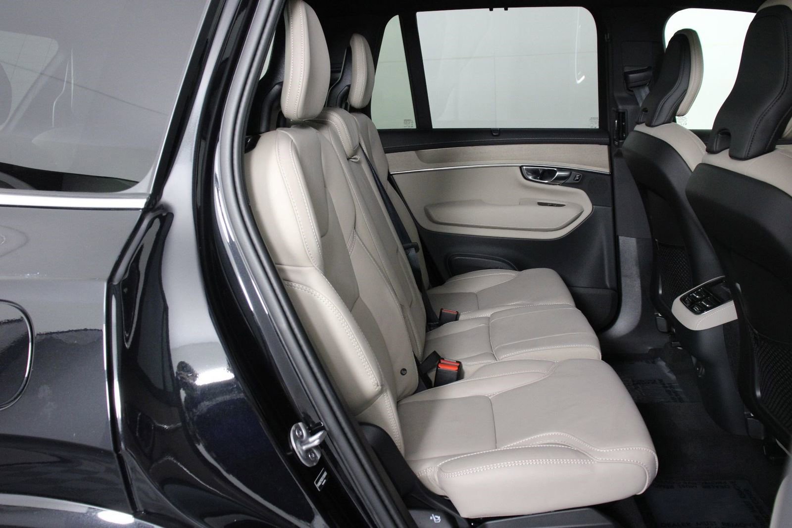 Certified 2025 Volvo XC90 B6 Ultra image 30