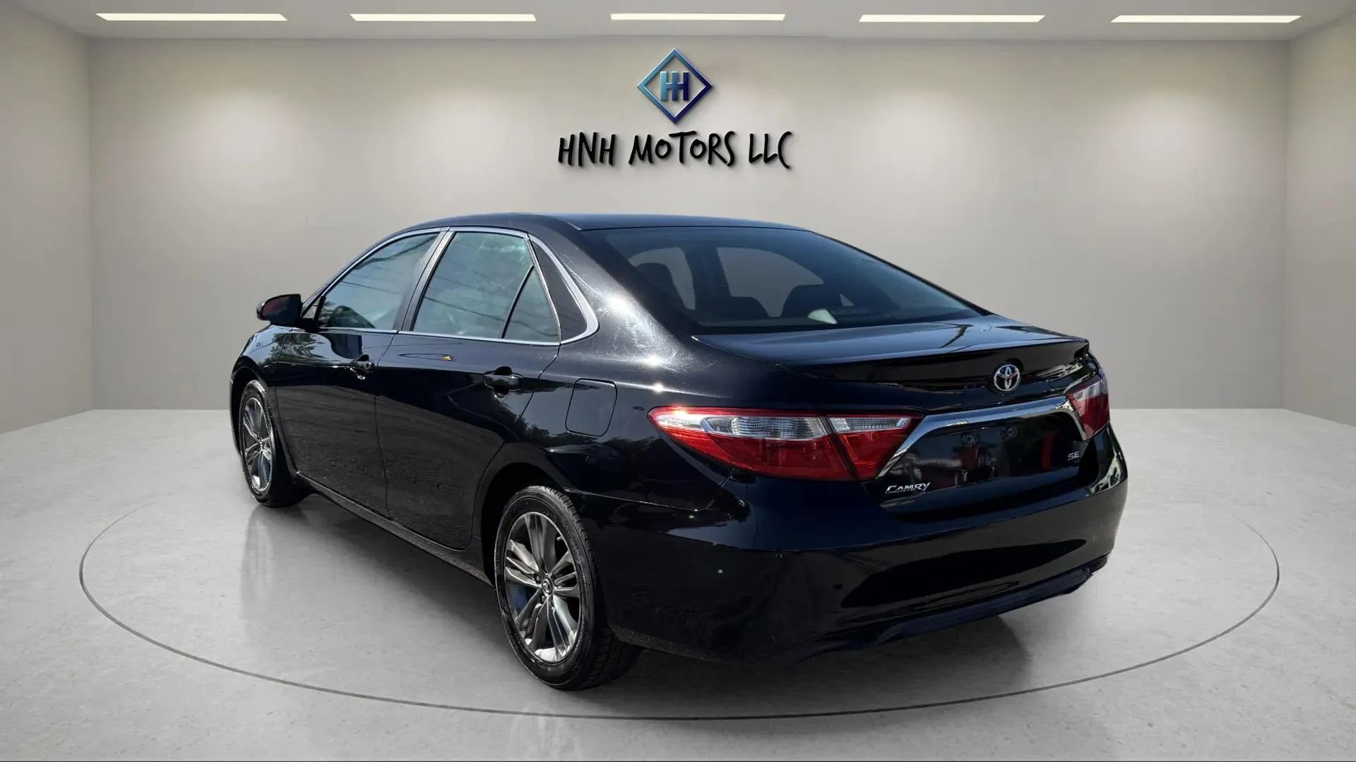 Used 2017 Toyota Camry SE image 3
