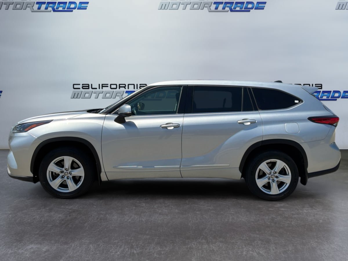 Used 2022 Toyota Highlander LE AWD/4WD image 8