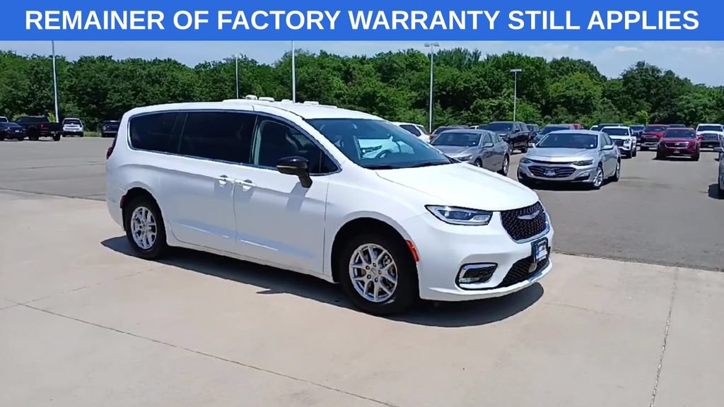 Used 2024 Chrysler Pacifica Touring-L FWD image 2