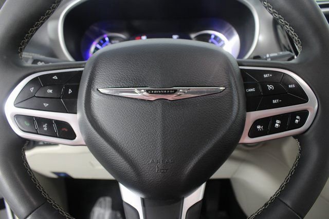 Used 2024 Chrysler Pacifica Select image 12