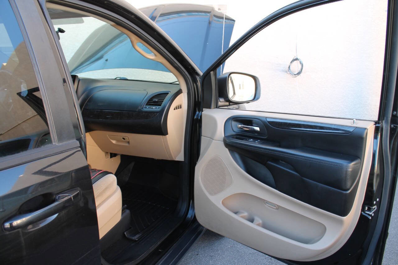 Used 2016 Dodge Grand Caravan SXT FWD image 35