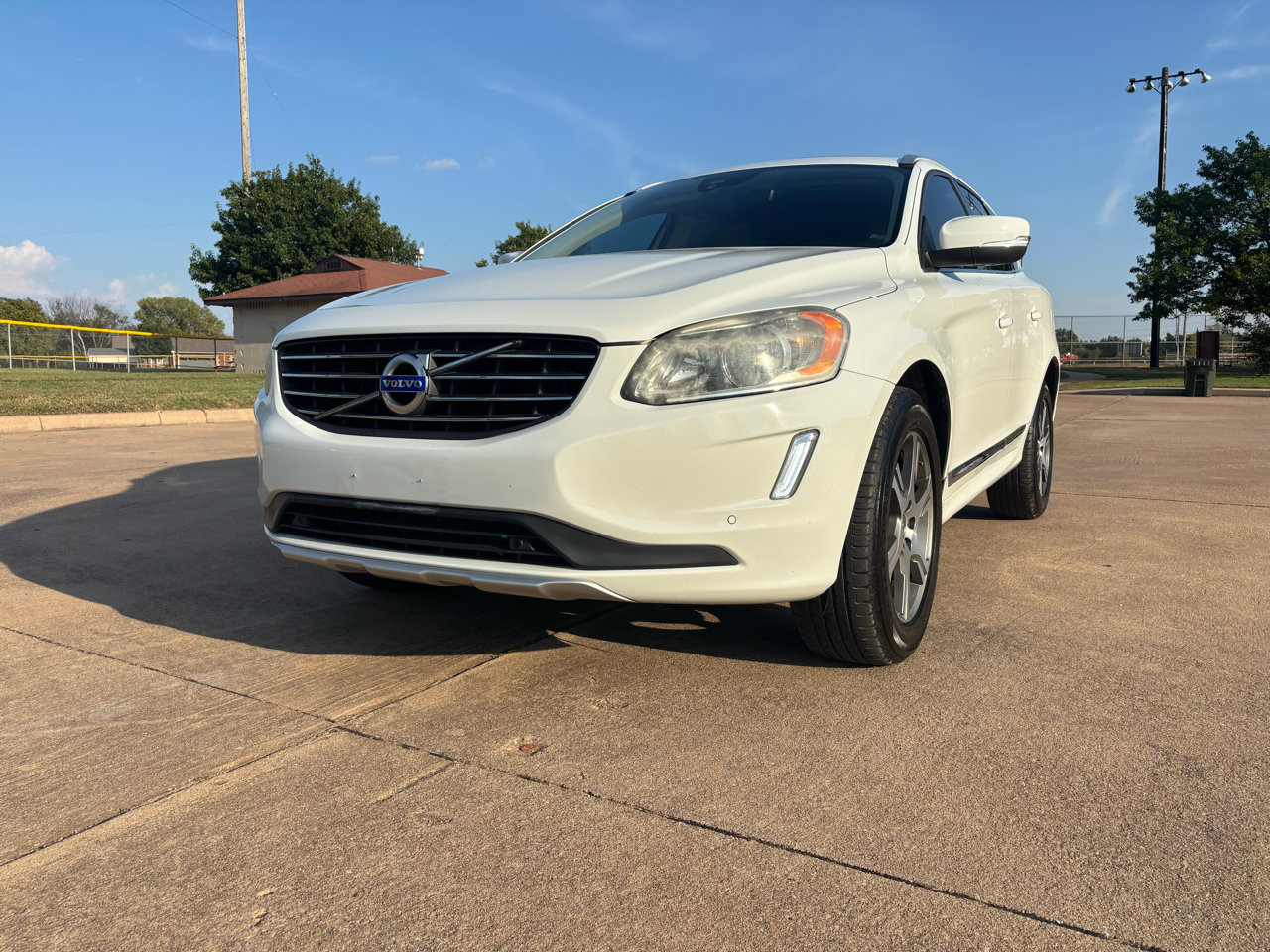 Used 2015 Volvo XC60 T6 w/ Proximity Package image 3
