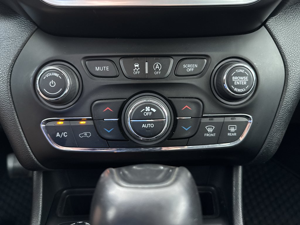 Used 2019 Jeep Cherokee Trailhawk AWD/4WD image 24
