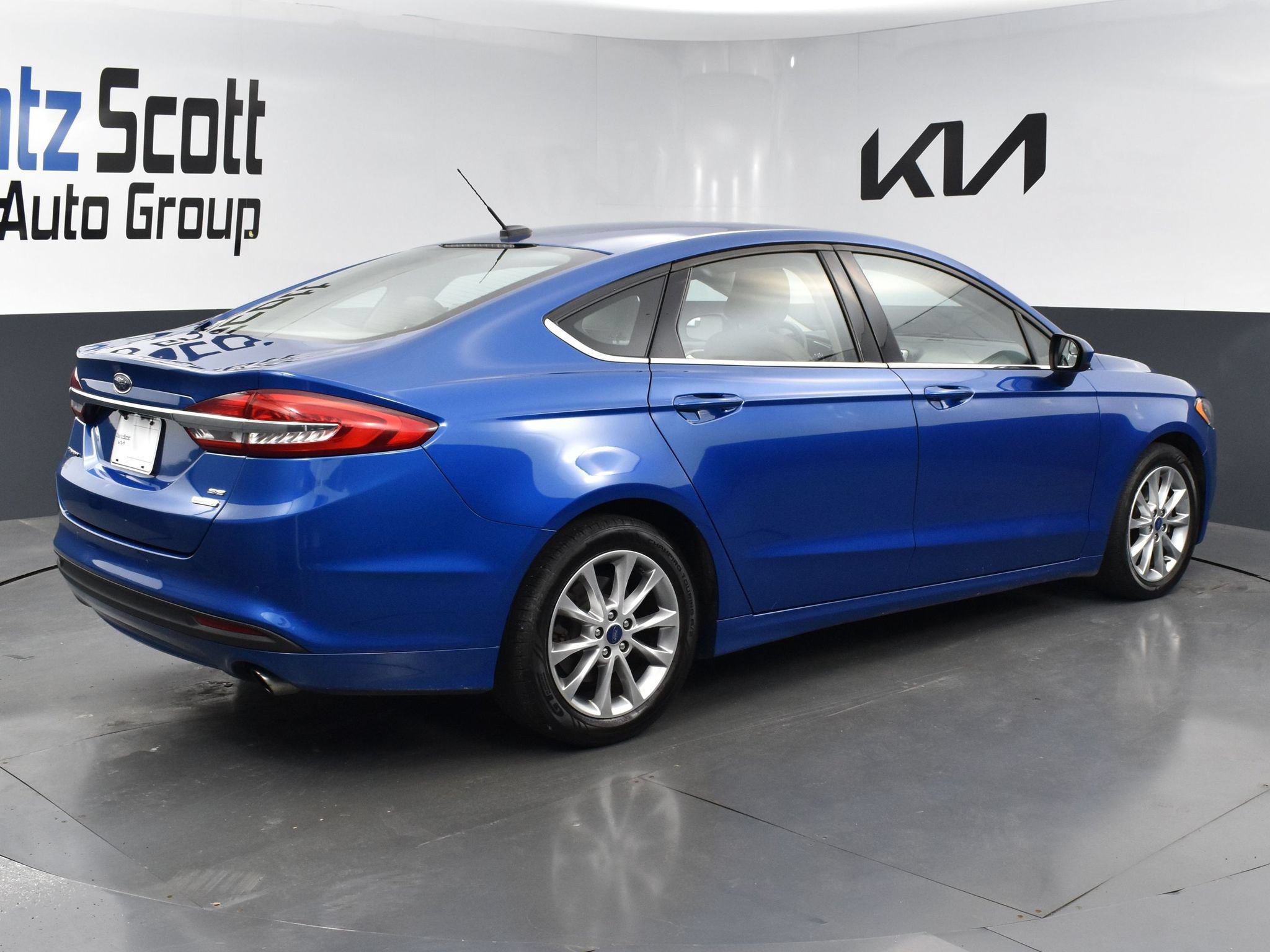 Used 2017 Ford Fusion SE w/ Fusion SE Technology Package FWD image 5