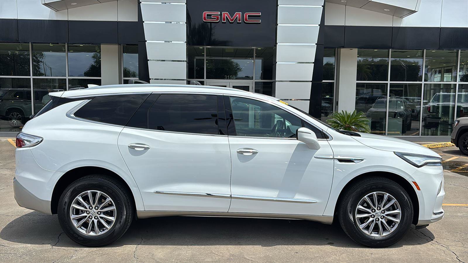 Certified 2024 Buick Enclave Essence AWD/4WD image 8