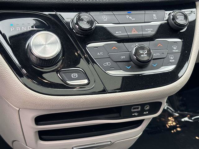 Used 2018 Chrysler Pacifica Limited FWD image 25