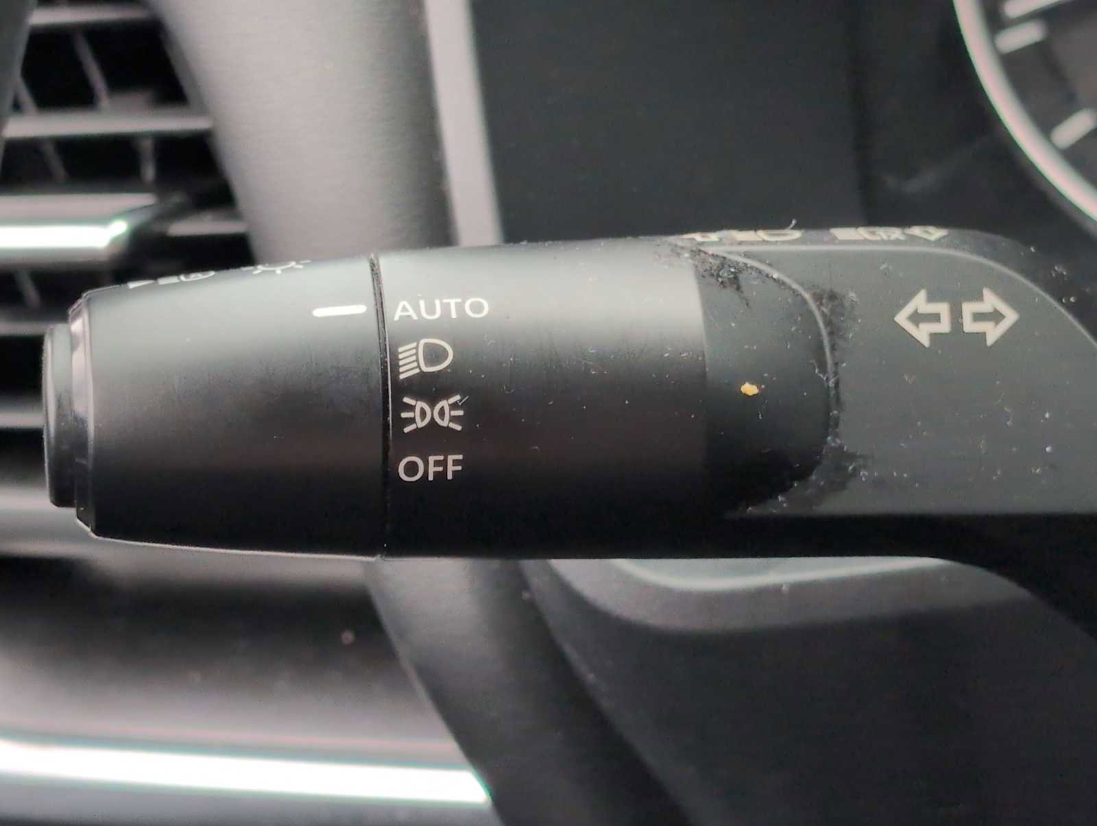 Used 2023 Nissan Rogue SV image 25