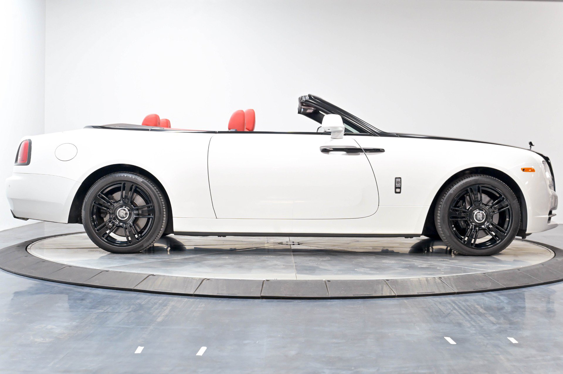 Used 2017 Rolls-Royce Dawn RWD image 20
