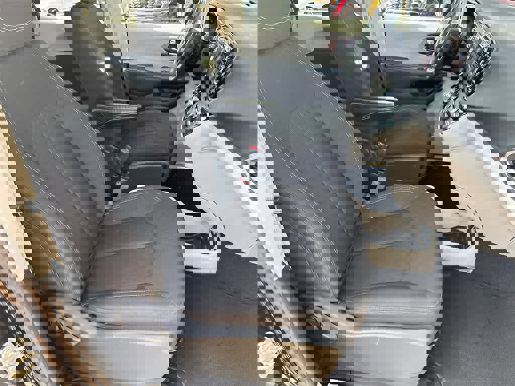 Used 2023 Chrysler Voyager LX image 12