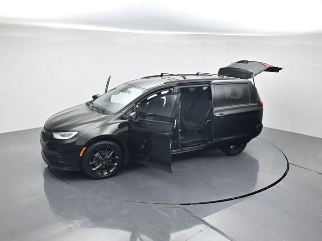 Used 2021 Chrysler Pacifica Touring w/ S Appearance Package FWD image 47